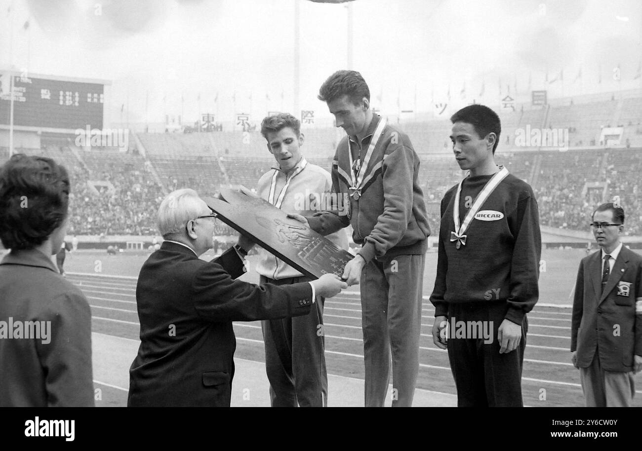 ATHLETICS DER BELGISCHE GASTON ROELANTS GEWINNT DAS FINALE 3000 IN TOKIO, JAPAN MIT YOKOMIZO UND PERSSON MIT TROPHÄE; 16. OKTOBER 1963 Stockfoto