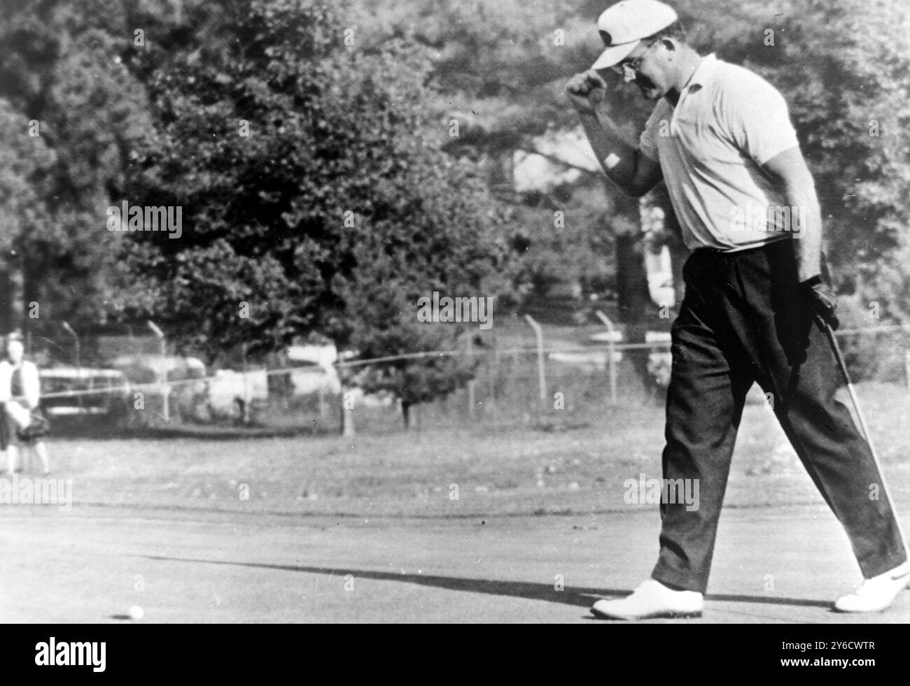 GOLF RYDER CUP DAVE THOMAS SCHÜTTELT BEIM BALL IN ATLANTA DIE FAUST; 14. OKTOBER 1963 Stockfoto