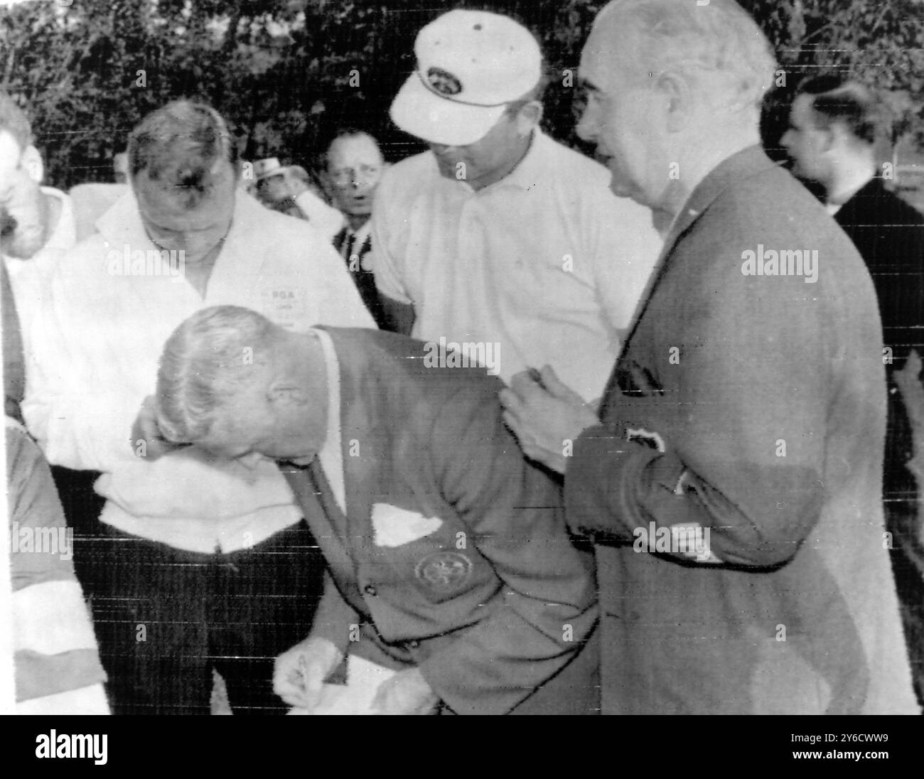 GOLF RYDER CUP ARNOLD PALMER UND JOHN FALLON WARTEN, WIE DIE PUNKTZAHL IN ATLANTA GEGEBEN WIRD; 12. OKTOBER 1963 Stockfoto