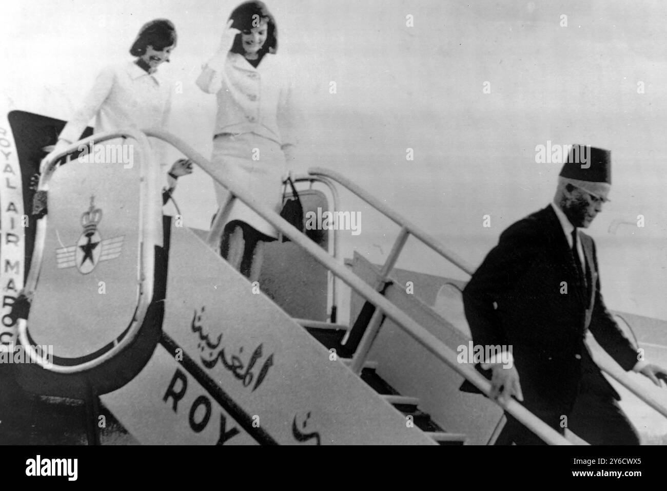 JACQUELINE JACKIE KENNEDY AM FLUGHAFEN ATHEN, GRIECHENLAND / ; 13. OKTOBER 1963 Stockfoto