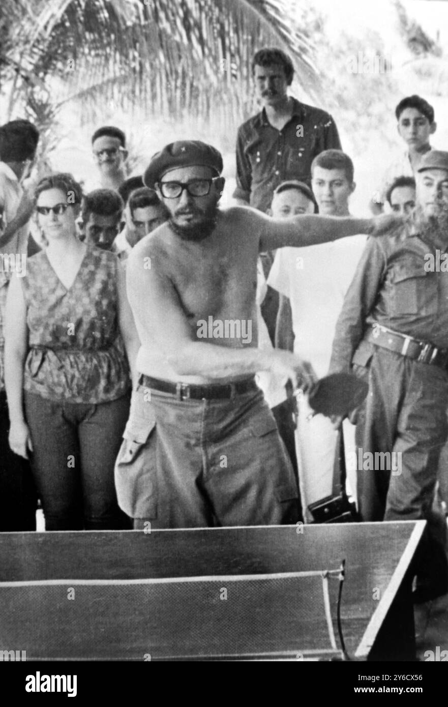 11. OKTOBER 1963 DER KUBANISCHE FÜHRER FIDEL CASTRO SPIELTE TISCHTENNIS MIT AMERIKANISCHEN STUDENTEN, DIE OHNE ERLAUBNIS DES AUSSENMINISTERIUMS NACH KUBA REISTEN. VARADERO BEACH, KUBA. Stockfoto