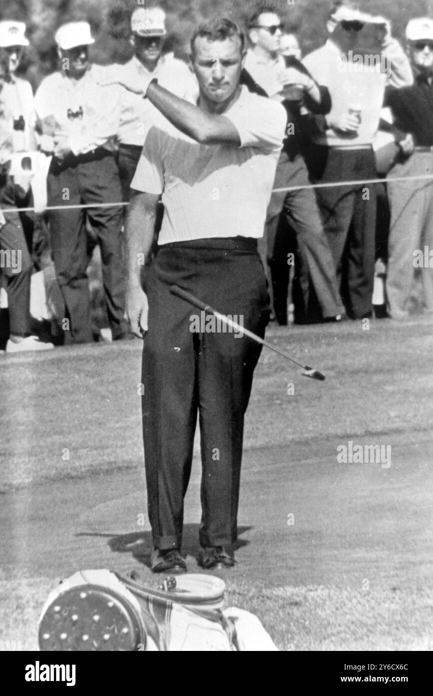 GOLF RYDER CUP - ARNOLD PALMER ANGEWIDERT ALS MISSES PUTT IN ATLANTA, USA; 11. OKTOBER 1963 Stockfoto