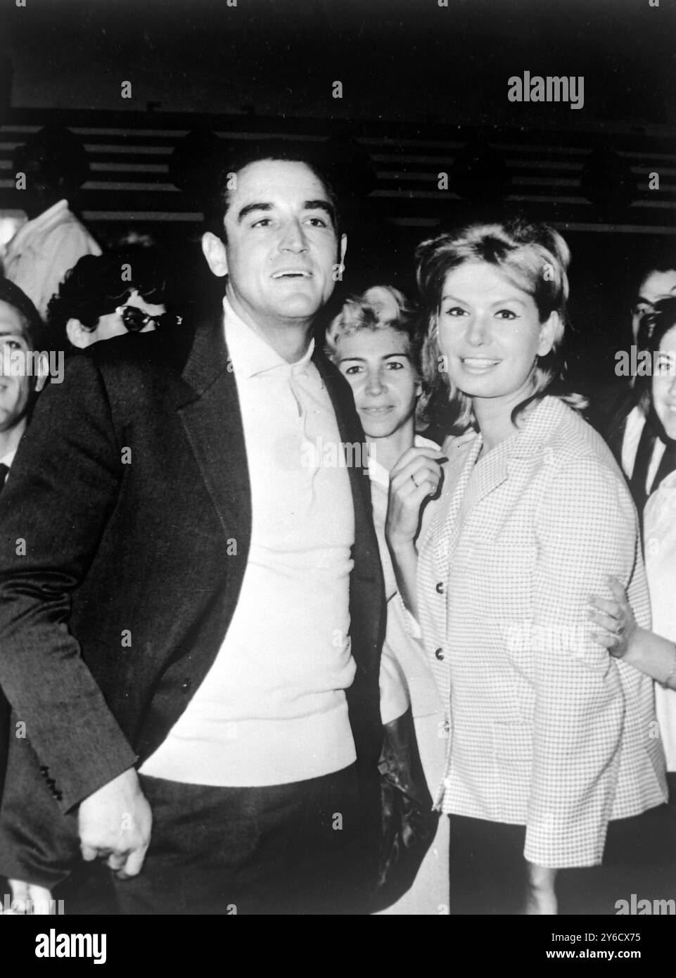 VITTORIO GASSMAN MIT RIKA DALINAS AM FLUGHAFEN ATHEN / ; 12. OKTOBER 1963 Stockfoto