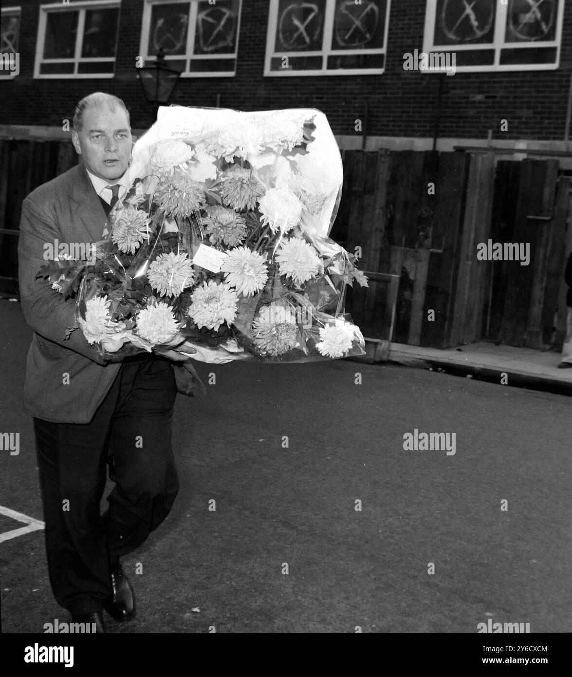 HAROLD MACMILLAN WELLWISHERS TRAGEN BLUMEN IN KING EDWARD VII. KRANKENHAUS IN LONDON; 9. OKTOBER 1963 Stockfoto