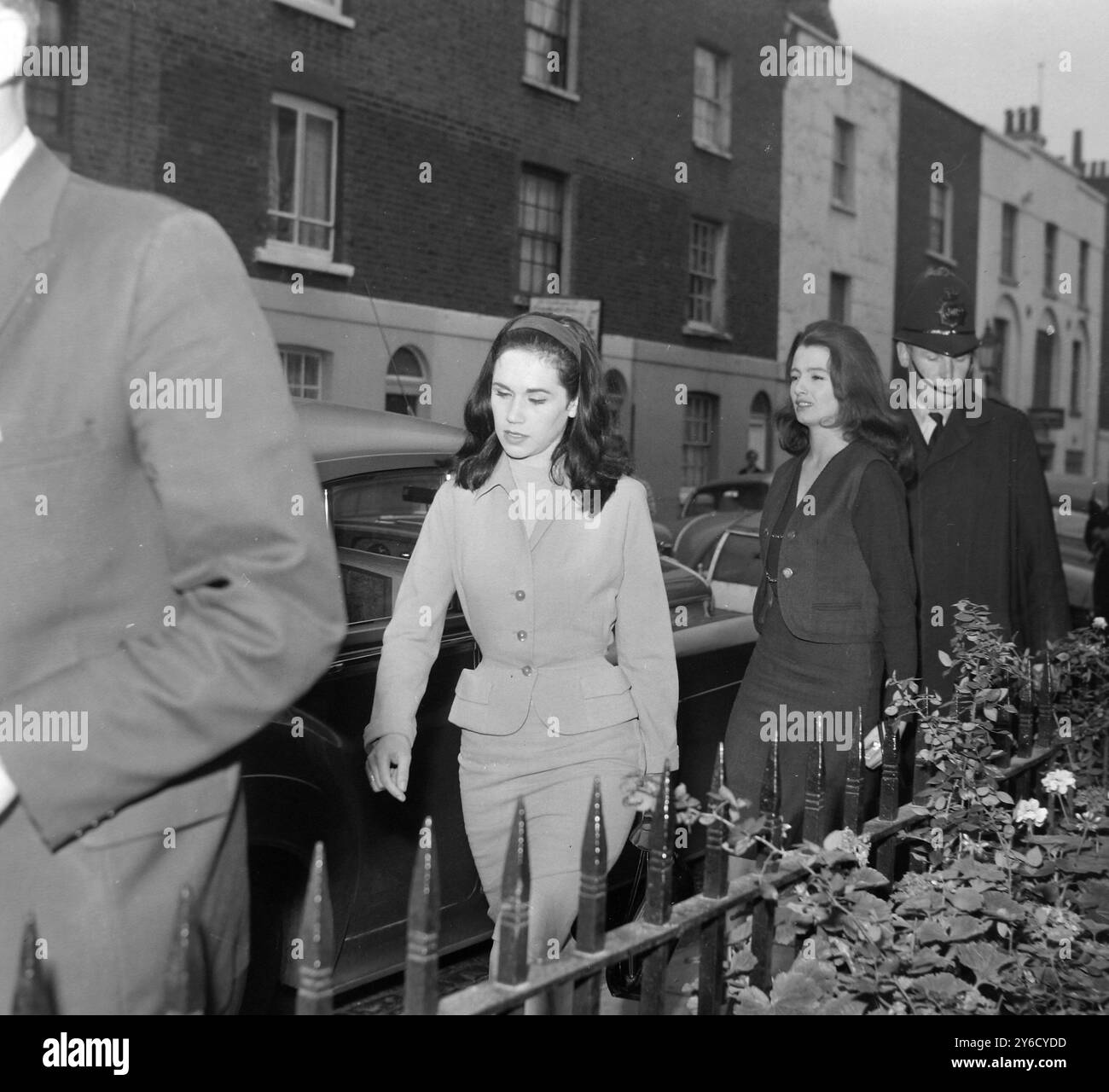 CHRISTINE KEELER BESCHULDIGT WEGEN VERSCHWÖRUNG UND MEINEID AUF IHREM WEG ZU COURT IN LONDON MIT PAULA HAMILTON-MARSHALL / ; 3. OKTOBER 1963 Stockfoto