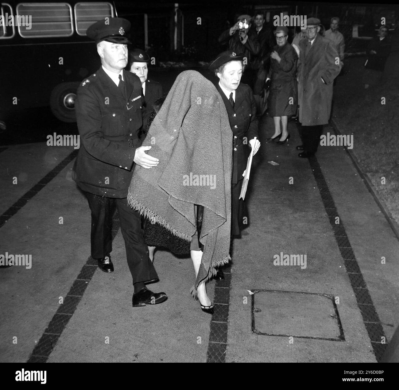 EINE GROSSE ZUGRAUBFRAU ÜBERDECKTE DECKE AN MENSCHENMASSEN VORBEI ZUM GERICHT IN AYLESBURY ; 26. SEPTEMBER 1963 Stockfoto EINE GROSSE ZUGRAUBFRAU ÜBERDECKTE DECKE AN MENSCHENMASSEN VORBEI ZUM GERICHT IN AYLESBURY ; 26. SEPTEMBER 1963 Stockfoto