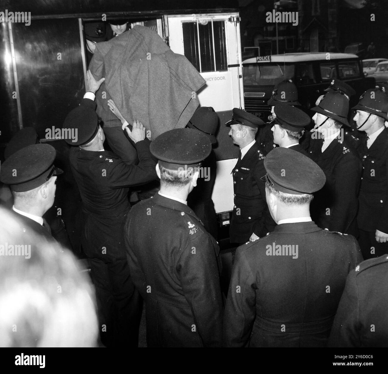 GROSSER ZUGÜBERFALL - MANN BEDECKT VON EINER DECKE VORBEI AN MENSCHENMASSEN ZUM GERICHT IN AYLESBURY - VERDÄCHTIGER SCHWER VON DER POLIZEI BEWACHT ; 26. SEPTEMBER 1963 Stockfoto GROSSER ZUGÜBERFALL - MANN BEDECKT VON EINER DECKE VORBEI AN MENSCHENMASSEN ZUM GERICHT IN AYLESBURY - VERDÄCHTIGER SCHWER VON DER POLIZEI BEWACHT ; 26. SEPTEMBER 1963 Stockfoto