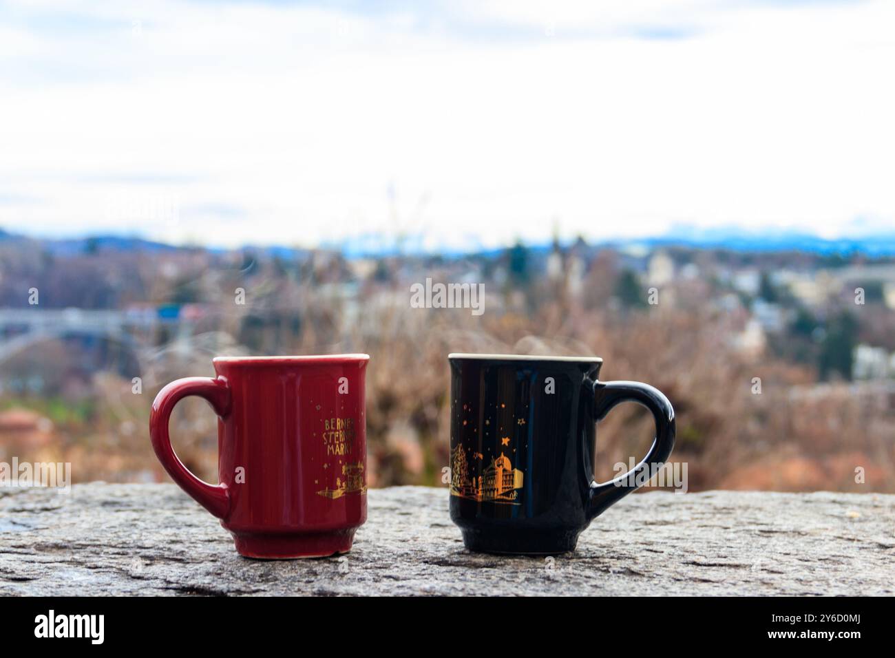 Zwei Tassen Glühwein gegen das Berner Stadtbild, Schweiz Stockfoto