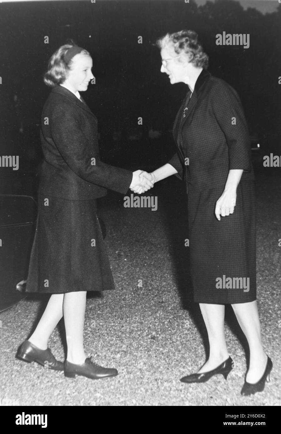 PRINZESSIN ANNE MIT SCHULLEITERIN ELIZABETH CLARKE AN DER BENENDEN SCHULE IN KENT / ; 21. SEPTEMBER 1963 Stockfoto