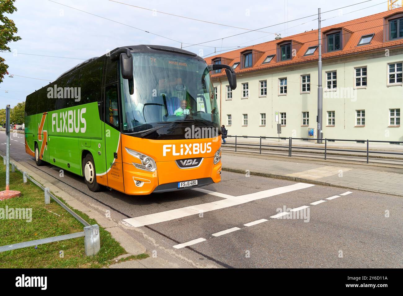 München, Bayern, Deutschland - 23. September 2024: Ein FlixBus fährt durch die Straßen Münchens auf dem Weg zu seinem nächsten Ziel *** ein FlixBus fährt durch die Straßen Münchens, auf dem Weg zu seinem nächsten Ziel Stockfoto München, Bayern, Deutschland - 23. September 2024: Ein FlixBus fährt durch die Straßen Münchens auf dem Weg zu seinem nächsten Ziel *** ein FlixBus fährt durch die Straßen Münchens, auf dem Weg zu seinem nächsten Ziel Stockfoto