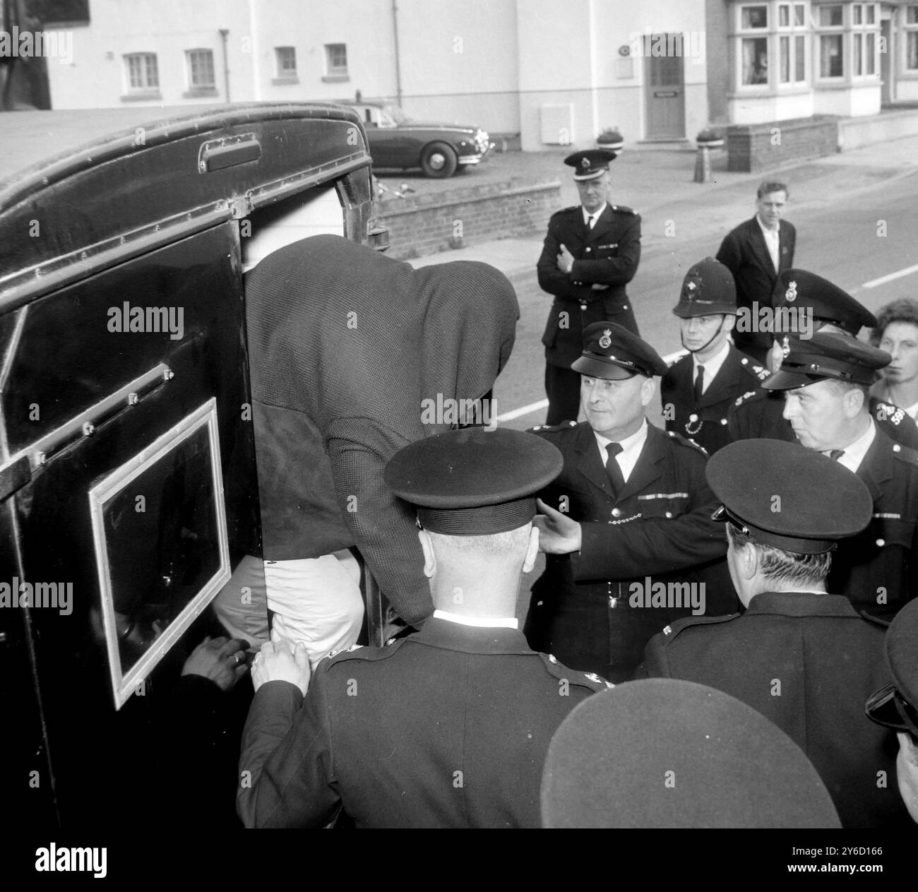 RAUBÜBERFALL DECKE ÜBERDECKTER MANN STEIGT AUS DEM POLIZEIWAGEN, UM ZUM GERICHT ZU GEHEN - GROSSER ZUGÜBERFALL ; 17. SEPTEMBER 1963 Stockfoto RAUBÜBERFALL DECKE ÜBERDECKTER MANN STEIGT AUS DEM POLIZEIWAGEN, UM ZUM GERICHT ZU GEHEN - GROSSER ZUGÜBERFALL ; 17. SEPTEMBER 1963 Stockfoto