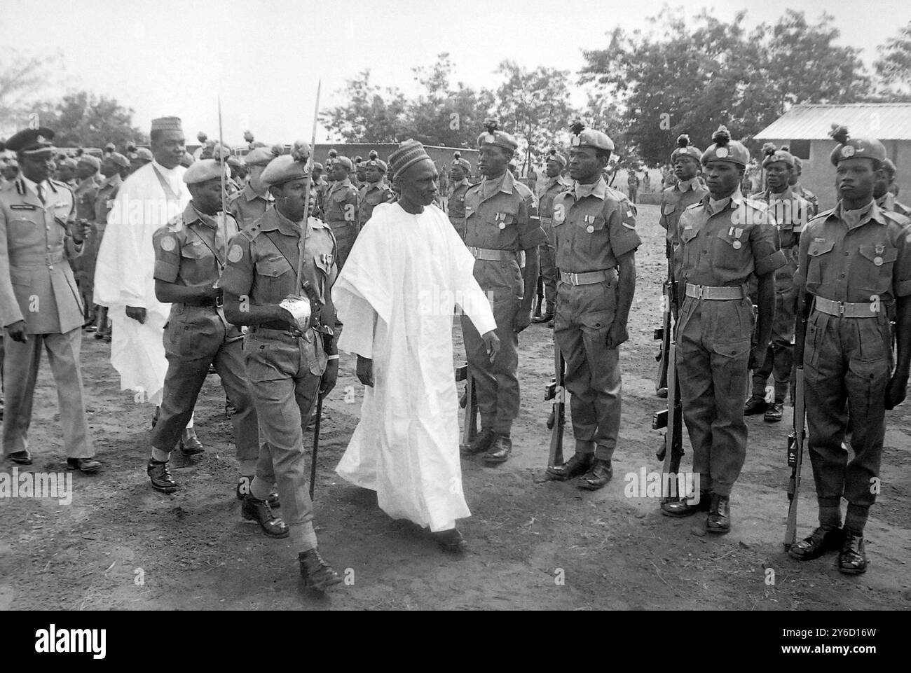 NIGERIANISCHER PREMIERMINISTER ABUBAKAR TAFAWA BALEWA A A T MIT JOSPEH KASAVUBU IN LEOPOLDVILLE REVIEW TRUPPS / ; 18. SEPTEMBER 1963 Stockfoto