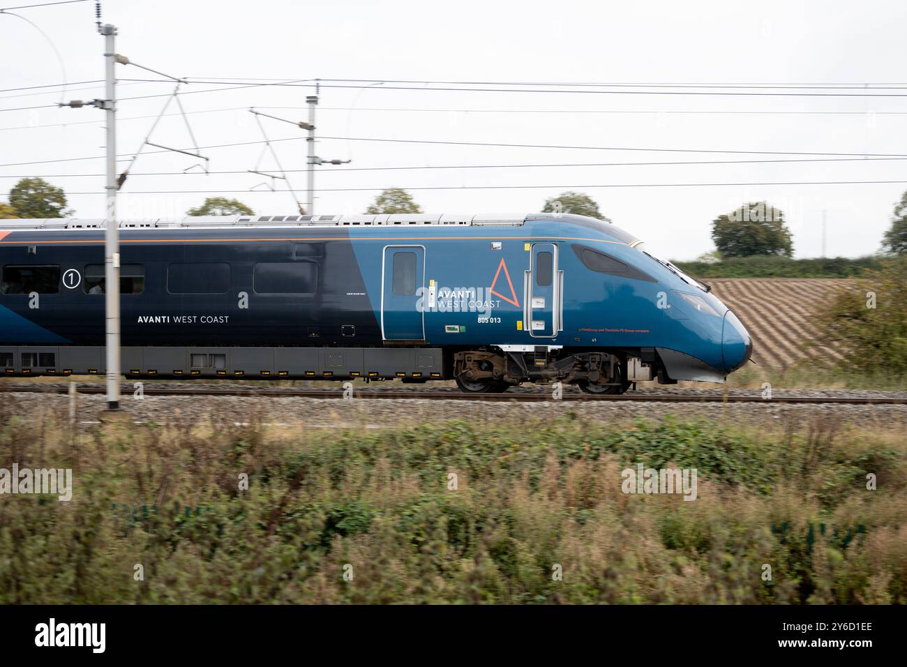Avanti West Coast Class 805 Evero BI-Mode-Triebzug, Seitenansicht, Northamptonshire, Großbritannien Stockfoto