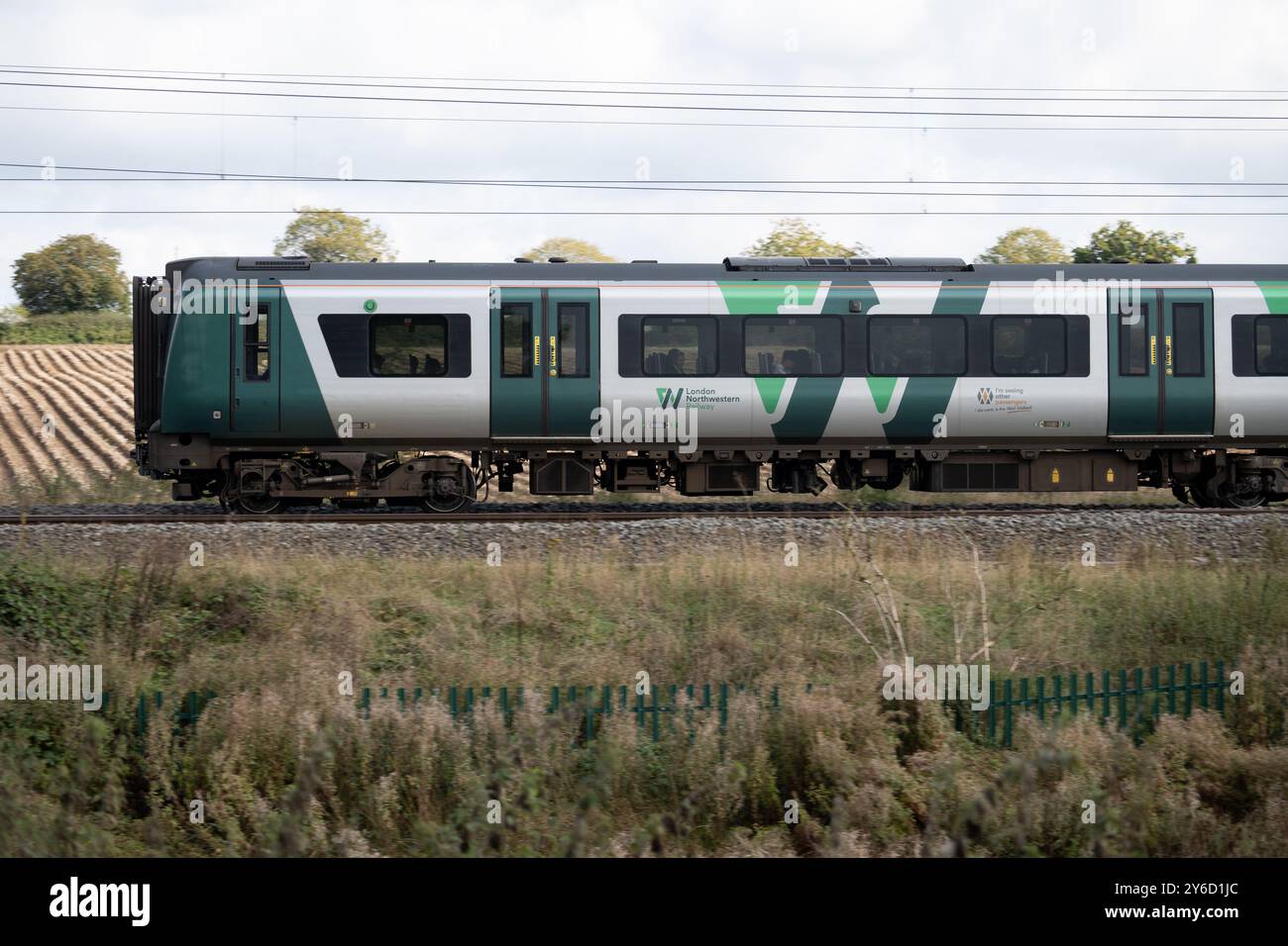 London Northwestern Railway Class 350 Elektrozug, Northamptonshire, Großbritannien Stockfoto