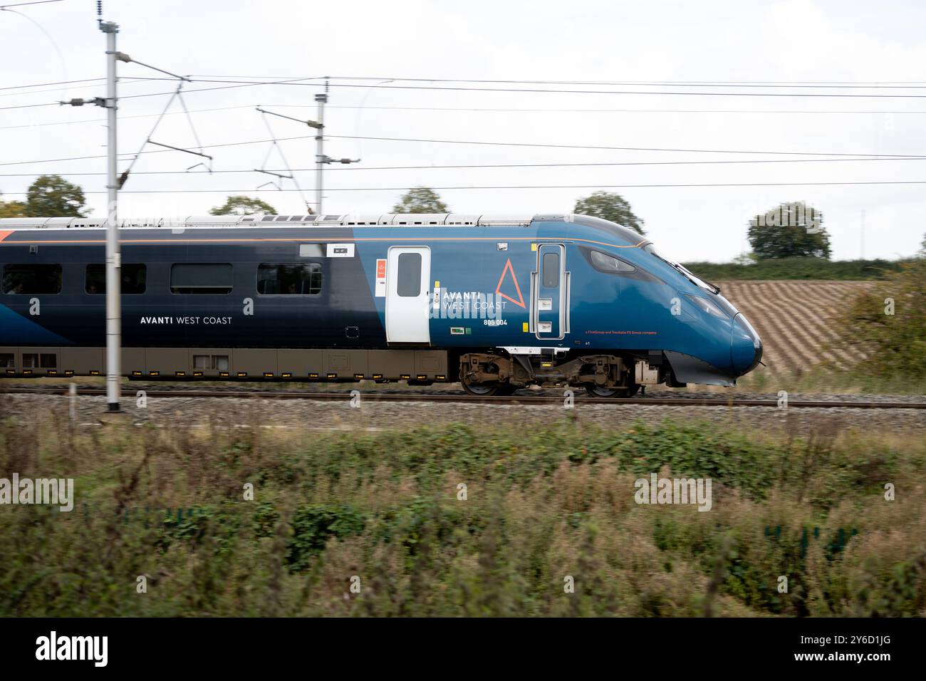 Avanti West Coast Class 805 Evero BI-Mode-Triebzug, Seitenansicht, Northamptonshire, Großbritannien Stockfoto