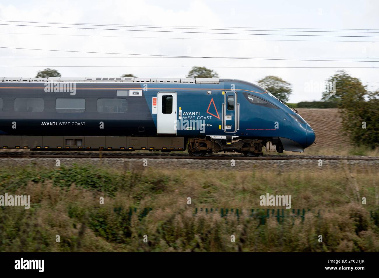 Avanti West Coast Class 805 Evero BI-Mode-Triebzug, Seitenansicht, Northamptonshire, Großbritannien Stockfoto