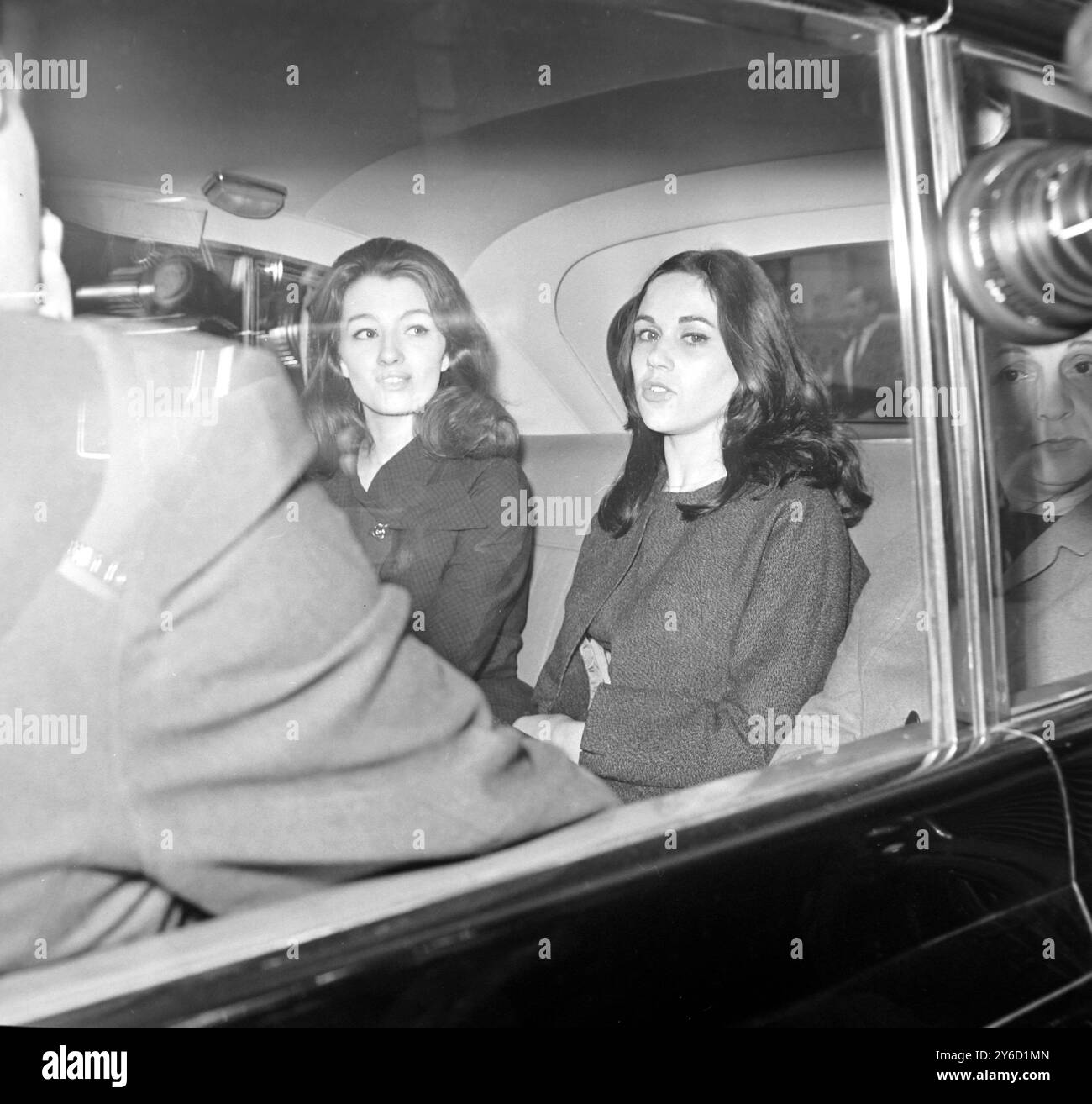 CHRISTINE KEELER MIT PAULA MARSHALL HAMILTON IN LONDON / ; 13. SEPTEMBER 1963 Stockfoto