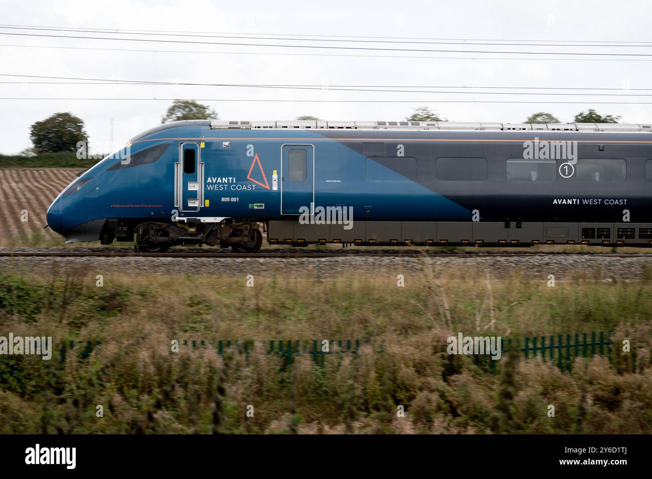 Avanti West Coast Class 805 Evero BI-Mode-Triebzug, Seitenansicht, Northamptonshire, Großbritannien Stockfoto