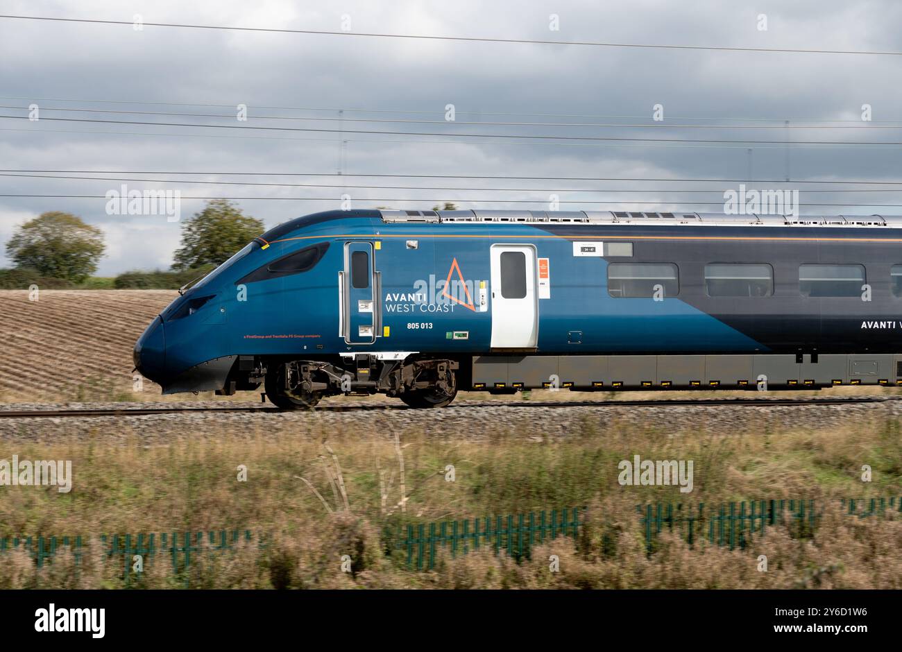 Avanti West Coast Class 805 Evero BI-Mode-Triebzug, Seitenansicht, Northamptonshire, Großbritannien Stockfoto