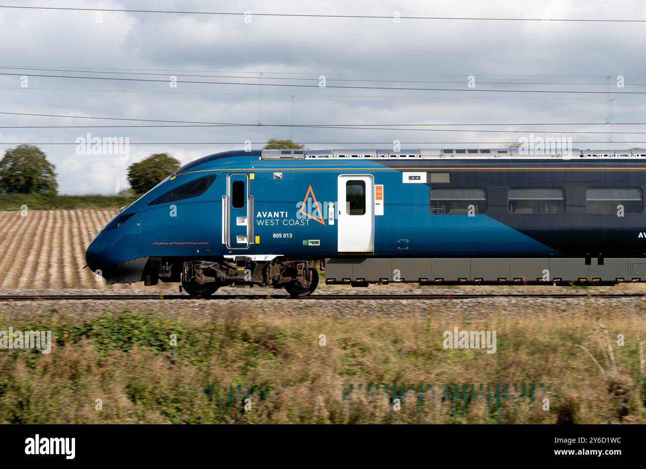 Avanti West Coast Class 805 Evero BI-Mode-Triebzug, Seitenansicht, Northamptonshire, Großbritannien Stockfoto