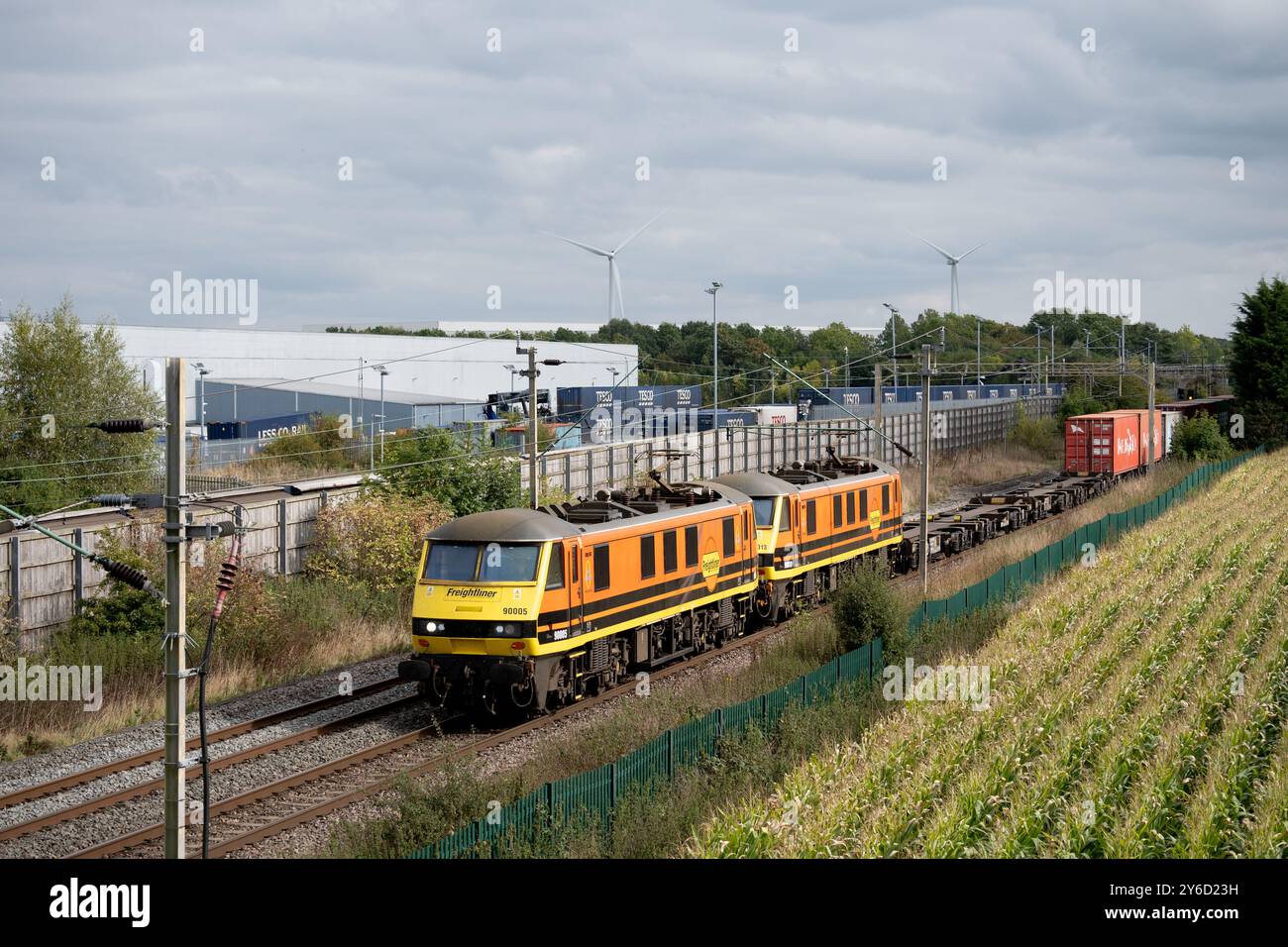 Elektrolokomotiven der Baureihe 90 Nr. 90005/90013 ziehen einen freightliner-Zug an DIRFT, Northamptonshire, Großbritannien vorbei Stockfoto