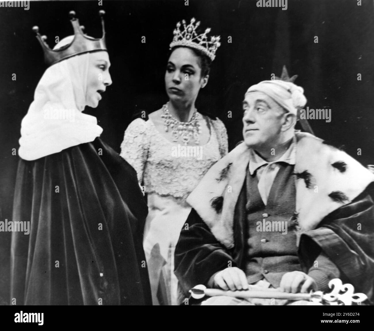 ALEC GUINNESS MIT GOOGIE WITHERS UND NATASHA PARRY IN EXIT THE KING - PLAY BY EUGENE IONESCO / ; 11. SEPTEMBER 1963 Stockfoto