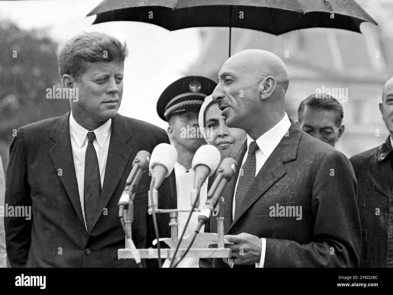 8. SEPTEMBER 1963 US-PRÄSIDENT JOHN F. KENNEDY MIT KÖNIG MOHAMMED ZAHIR SHAH IN WASHINGTON DC, USA Stockfoto