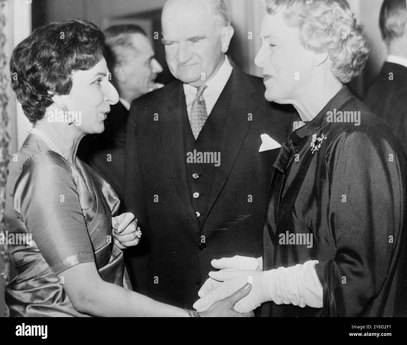 SIR WILLIAM UND LADY SLIM MIT MADAME YOUSUF IN LONDON / ; 5. SEPTEMBER 1963 Stockfoto