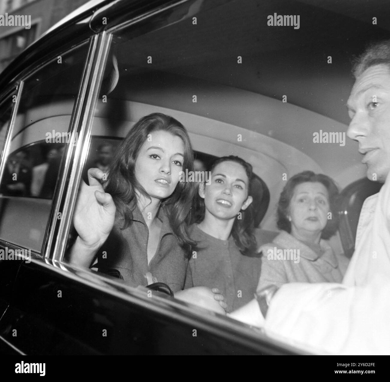 CHRISTINE KEELER MIT OLIVE BROOKER UND PAULA MARSHALL HAMILTON NACH DEM AUFTRITT AM HOF IN LONDON / ; 6. SEPTEMBER 1963 Stockfoto