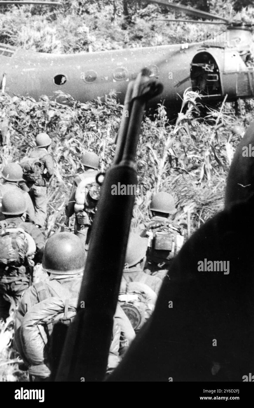 VIETNAMESISCHE TRUPPEN BEIM ANGRIFF AUF VIET CONG-REBELLEN; 6. SEPTEMBER 1963 Stockfoto
