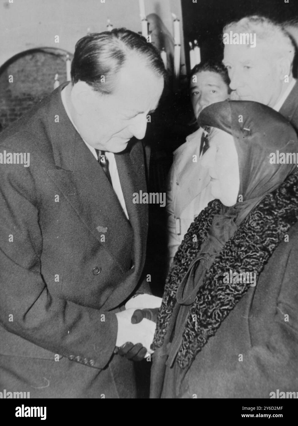 FRANZÖSISCHER KULTURMINISTER ANDRE MALRAUX MIT FRAU VON BRAQUES BEI DER BEERDIGUNG IN FRANKREICH / ; 5. SEPTEMBER 1963 Stockfoto