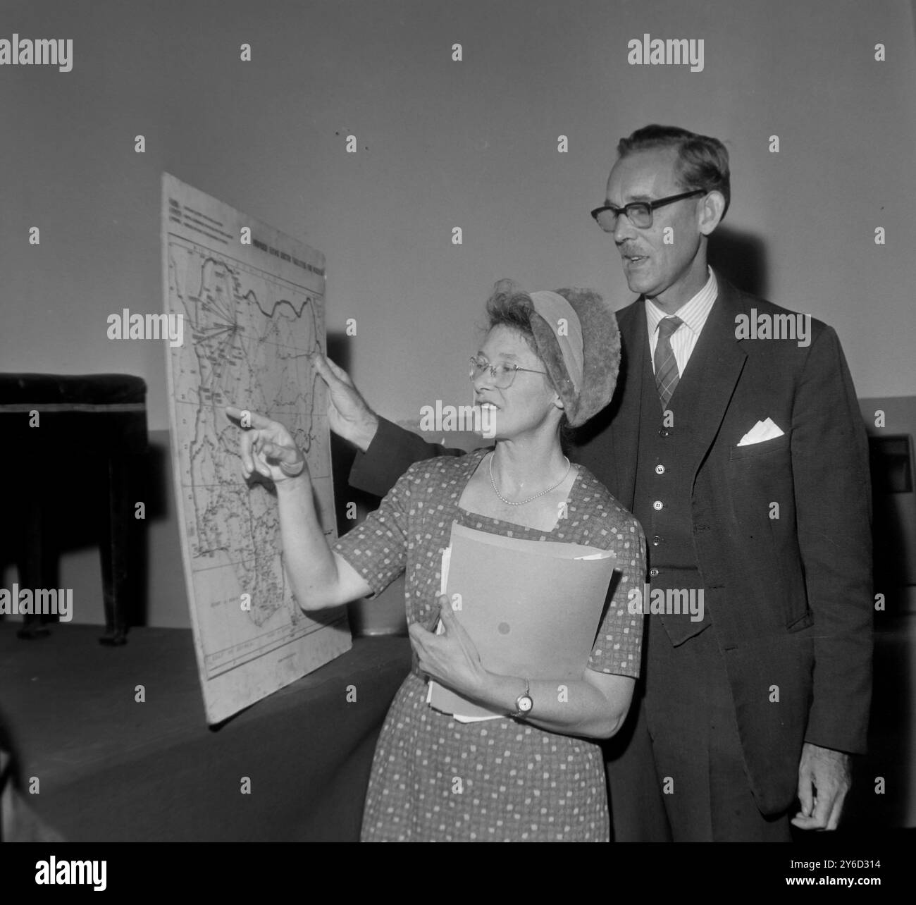 FLUGARZT NEIL DUNCAN STUDIERT KARTE VON NIGERIA ; 2. SEPTEMBER 1963 Stockfoto