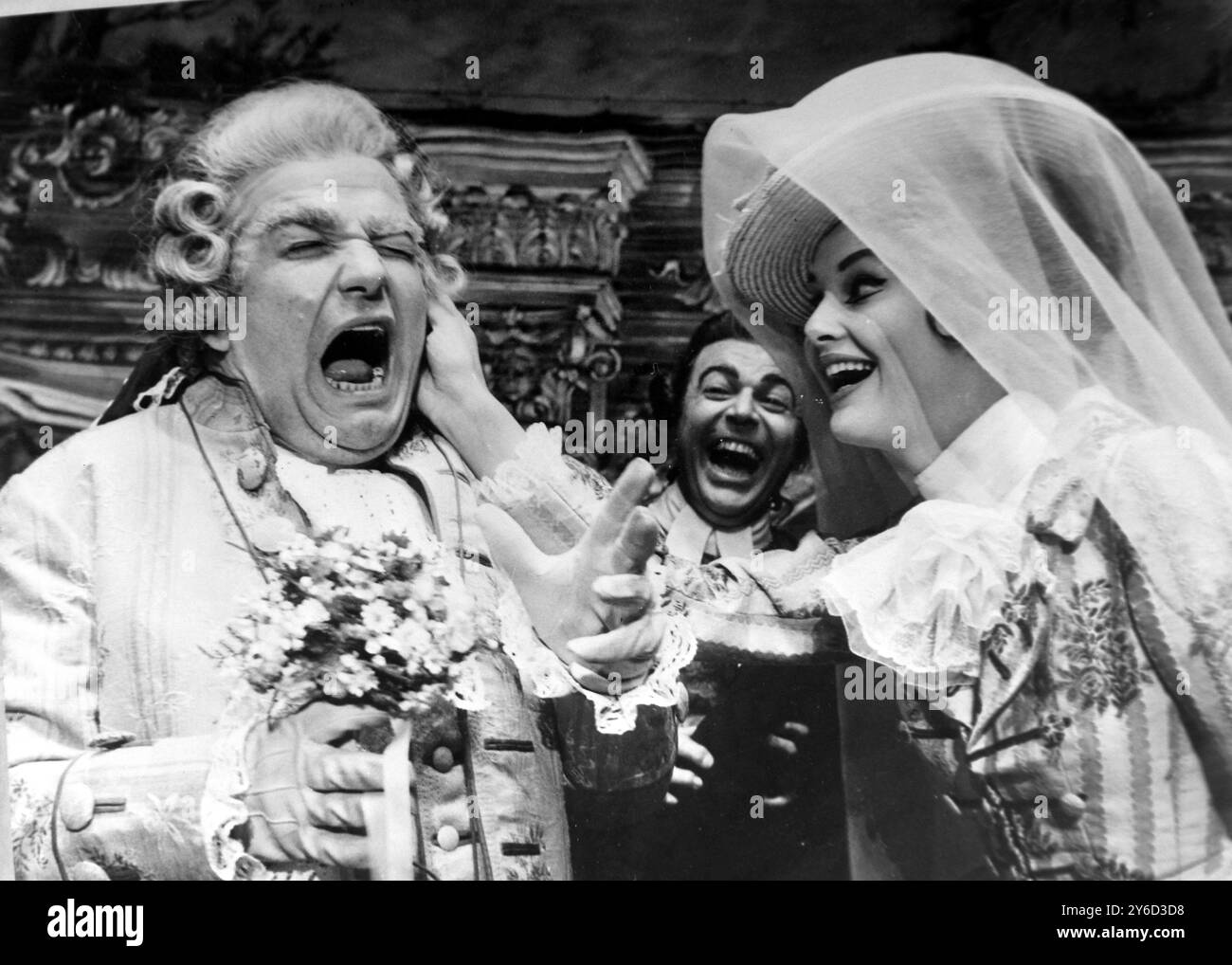 GIANNA D'ANGELO UND FERNANDO CORENA IN DON PASQUALE IN EDINBURGH MIT RENATO CAPECCHI; 29. AUGUST 1963 Stockfoto