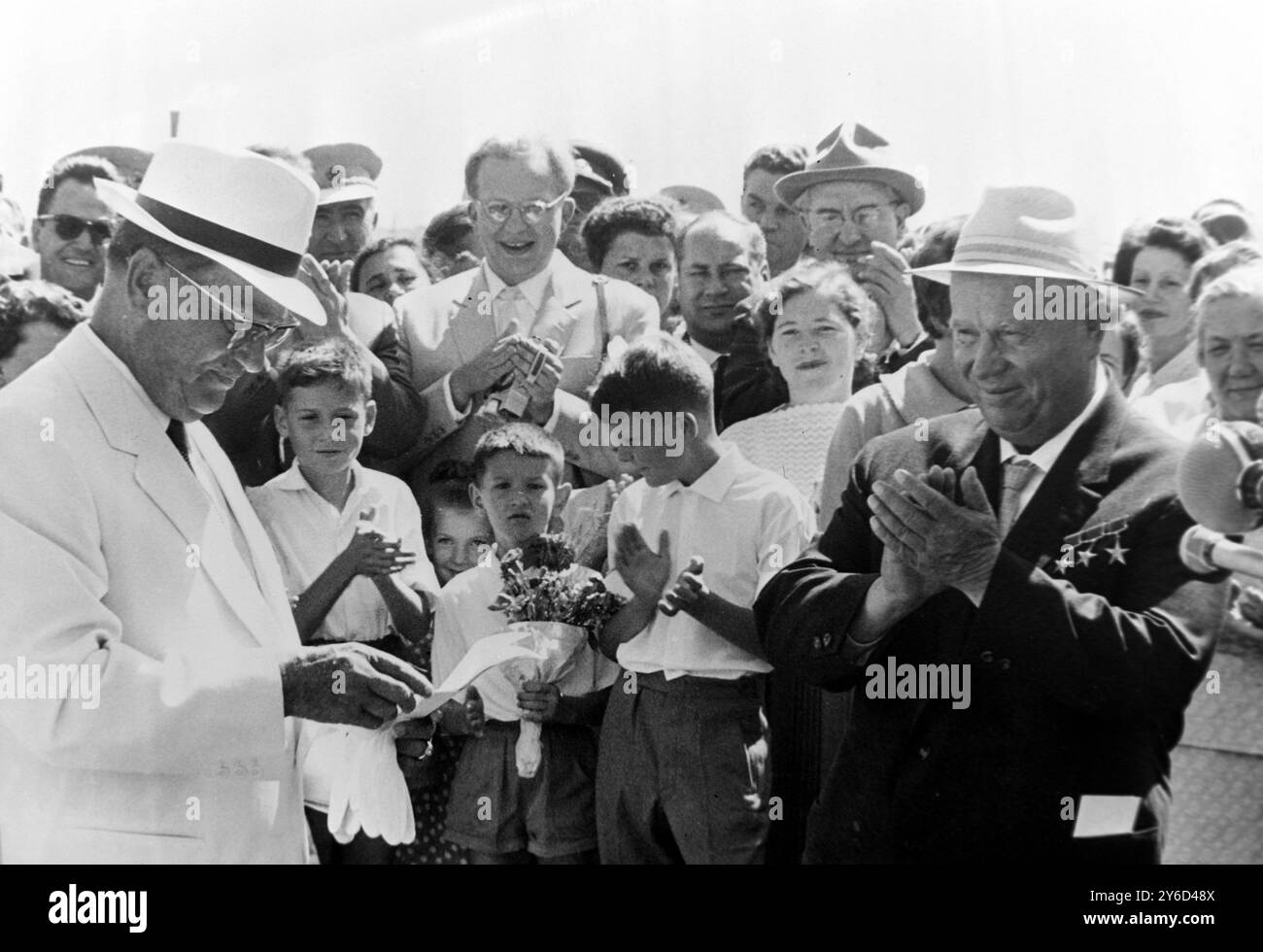 DER SOWJETISCHE PREMIERMINISTER NIKITA CHRUSCHTSCHOW PRÄSIDENT JUGOSLAWIENS JOSIP BROZ TITO NACH SEINER REDE IN BELGRAD / ; 22. AUGUST 1963 Stockfoto