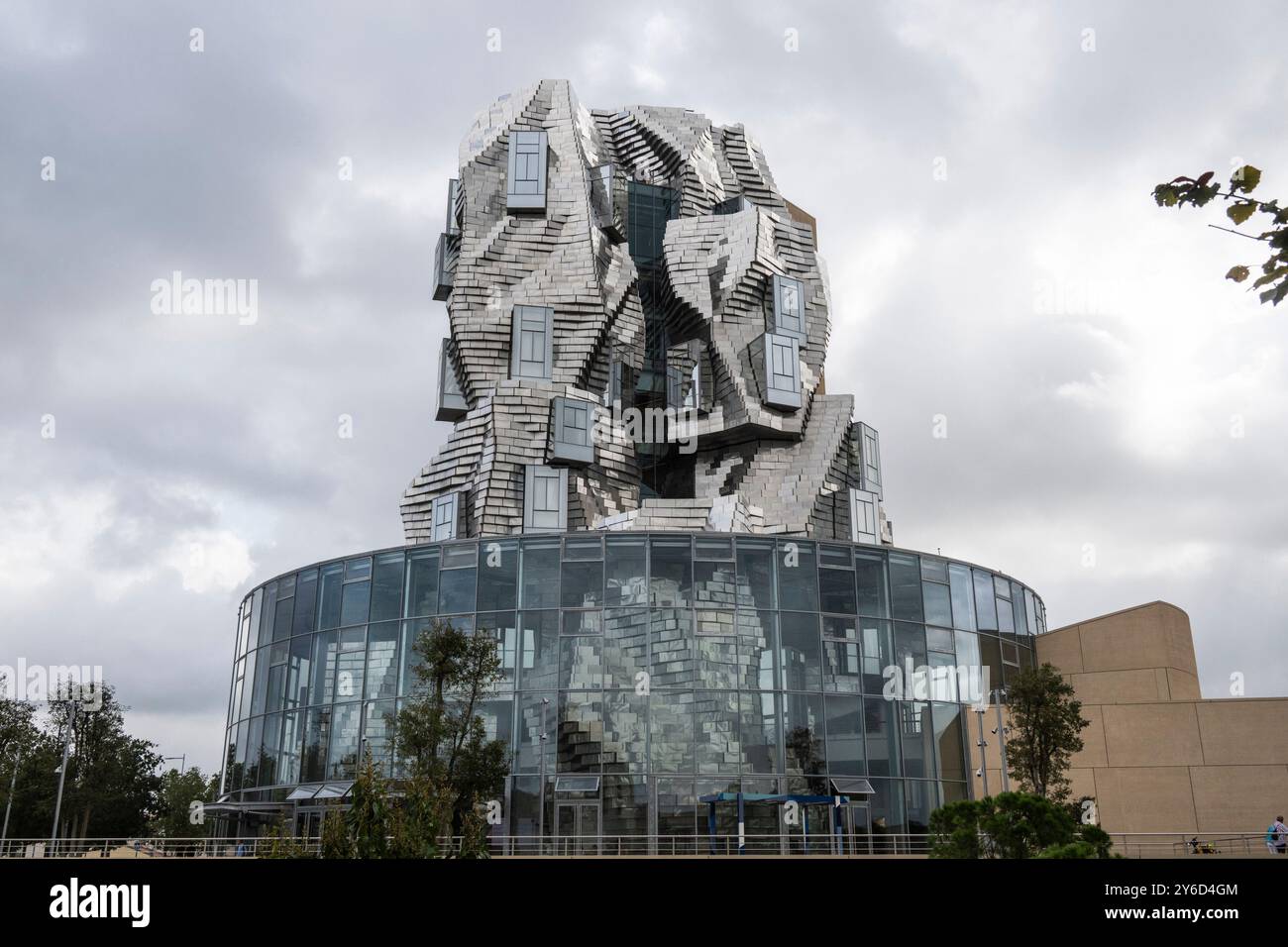 Arles, Park „parc des Ateliers“ (Südostfrankreich): Der Komplex LUMA Arles mit dem Turm, der von dem Architekten Frank Gehry entworfen wurde. Nur redaktionelle Verwendung / m Stockfoto