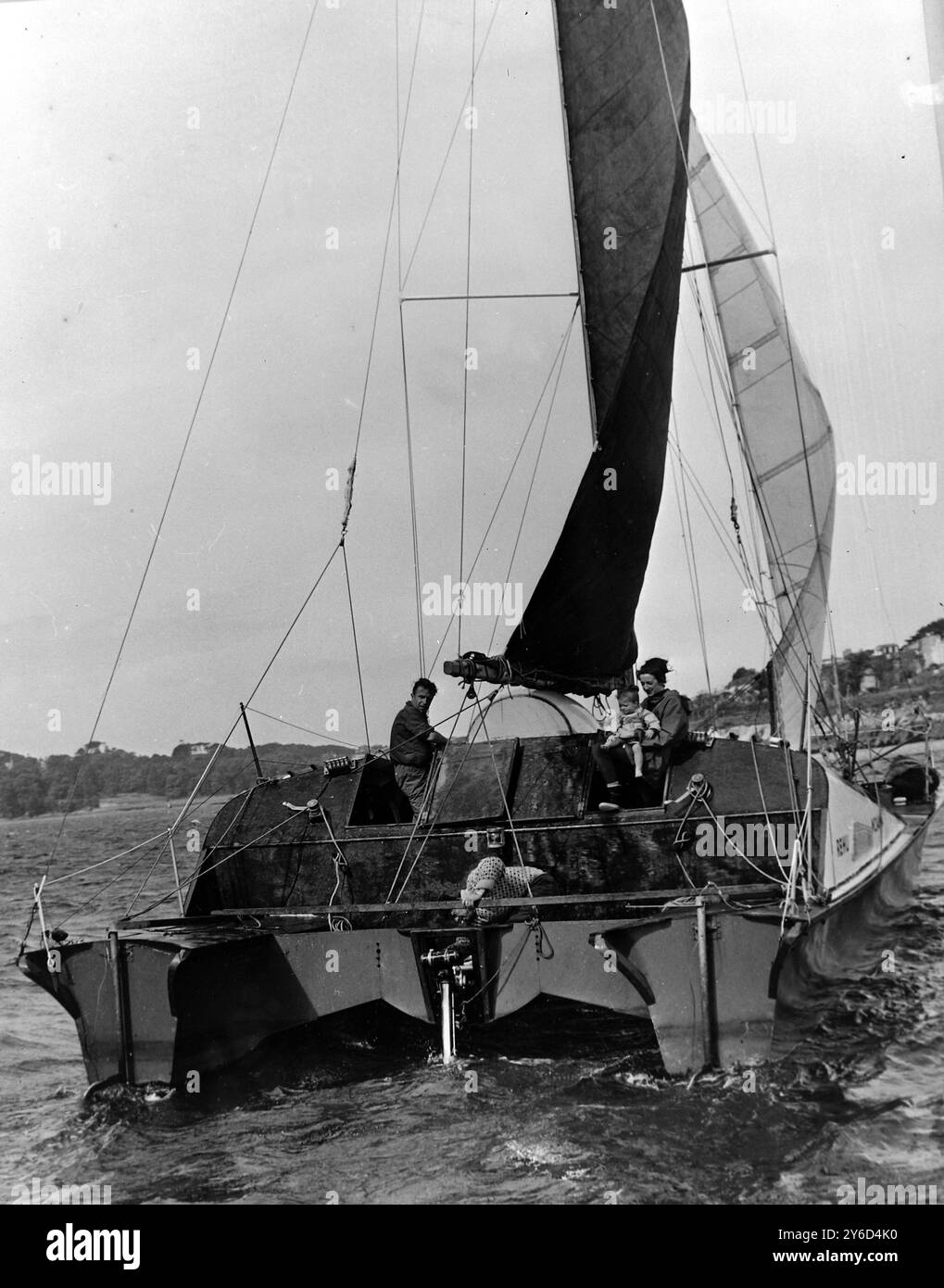 DAVID LEWIS ZURÜCK AUS DER ARKTIS MIT TOCHTER VICKY AUF DEM KATAMARAN REHU MOANA IN PLYMOUTH / ; 19. AUGUST 1963 Stockfoto