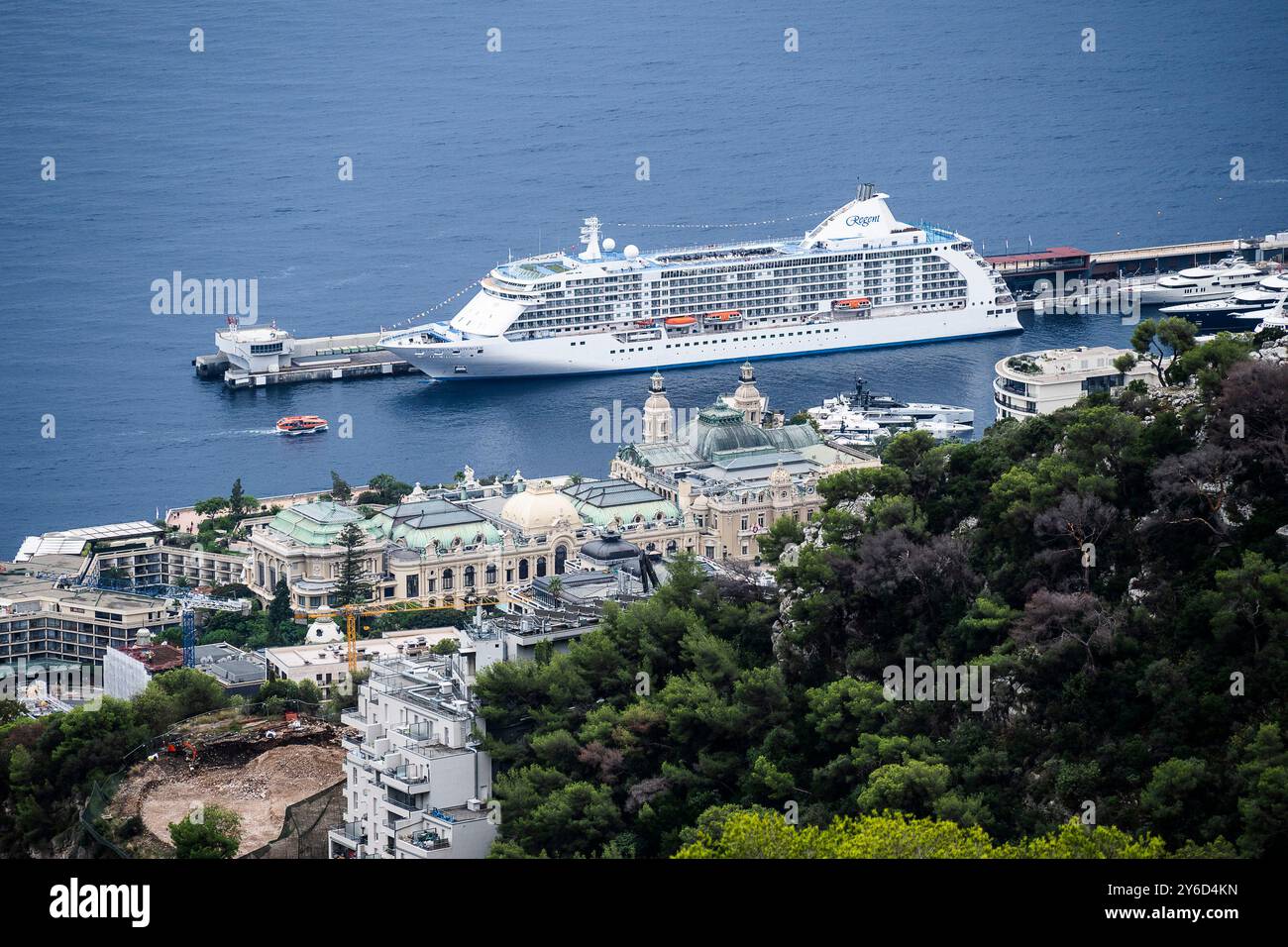 Beausoleil (Südostfrankreich): Blick auf den Hafen von Monaco von der Autobahn A10. Seven Seas Voyager, Kreuzfahrtschiff für Regent Seven Seas Cruises, mit Th Stockfoto