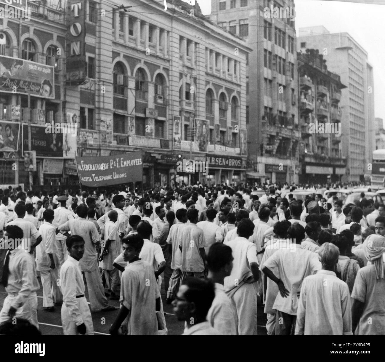 DEMONSTRATIONSANGESTELLTE DER REGIERUNG MARSCHIEREN WEGEN HOHER LEBENSHALTUNGSKOSTEN IN KALKUTTA, INDIEN; 15. AUGUST 1963 Stockfoto