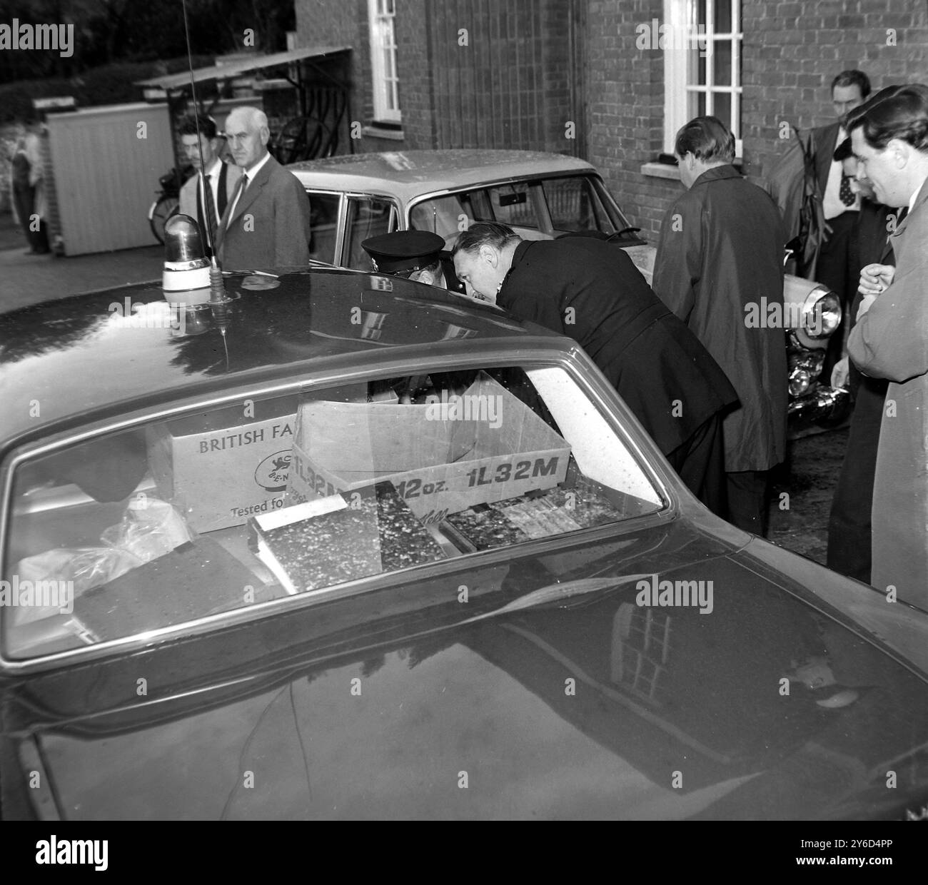 GROSSER ZUGRAUB, POLIZEI BELADEN BOXEN MIT GELD IN DORKING; 16. AUGUST 1963 Stockfoto