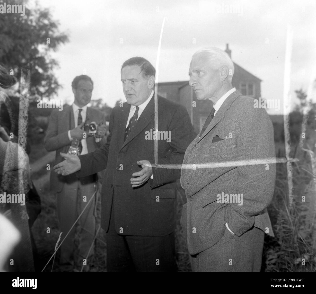 DIE LEATHERSLADE FARM WURDE VON BANDITEN GENUTZT, UM GELD ZU VERSTAUEN OAKLEY NACH DEM ZUGRAUB MALCOLM FEWTRELL MIT DETEKTIVKOMMISSAR GERALD MCARTHUR / ; 14. AUGUST 1963 Stockfoto