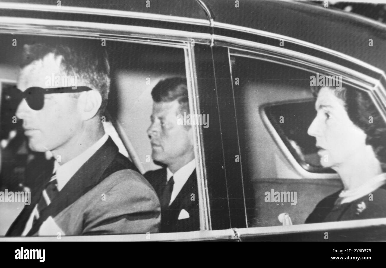 FRAU HUGH AUCHINCLOSS MIT PRÄSIDENT KENNEDY UND BRUDER ROBERT BEI DER BEERDIGUNG VON JFK BABY IN BOSTON / ; 10. AUGUST 1963 Stockfoto