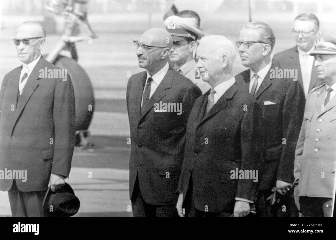 BUNDESKANZLER KONRAD ADENAUER MIT AFGHANISCHEM KÖNIG MOHAMMED ZAHIR SHAH UND KÖNIGIN HOMEIRA IN BONN; 6. AUGUST 1963 Stockfoto