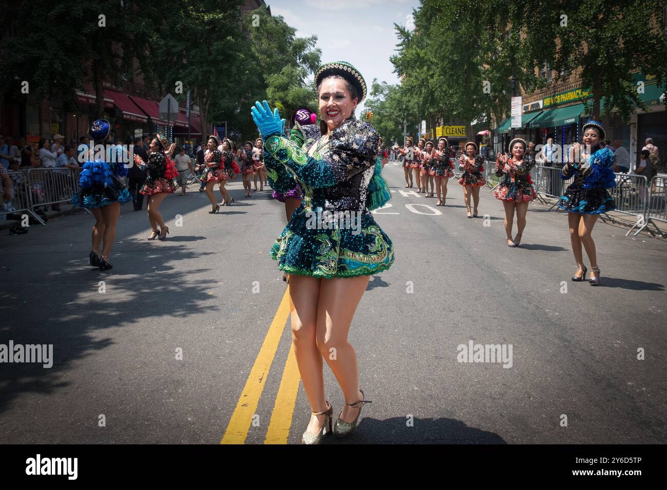 Bolivianische Mitglieder der Tanzgruppe San Simon Sucre treten bei der International Peruvian Parade an der 37th Avenue in Jackson Heights, Queens, New York auf. Stockfoto