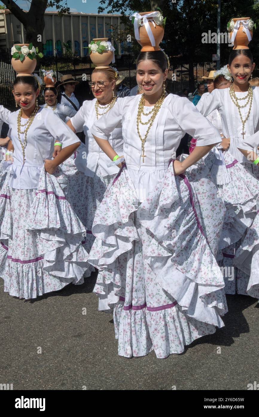 Eine Gruppe paraguayischer amerikanischer Volkstänzer, die Keramiken ausbalancieren, posiert für ein Foto zu Beginn der Hispanic Heritage Parade in Jackson Heights. Stockfoto