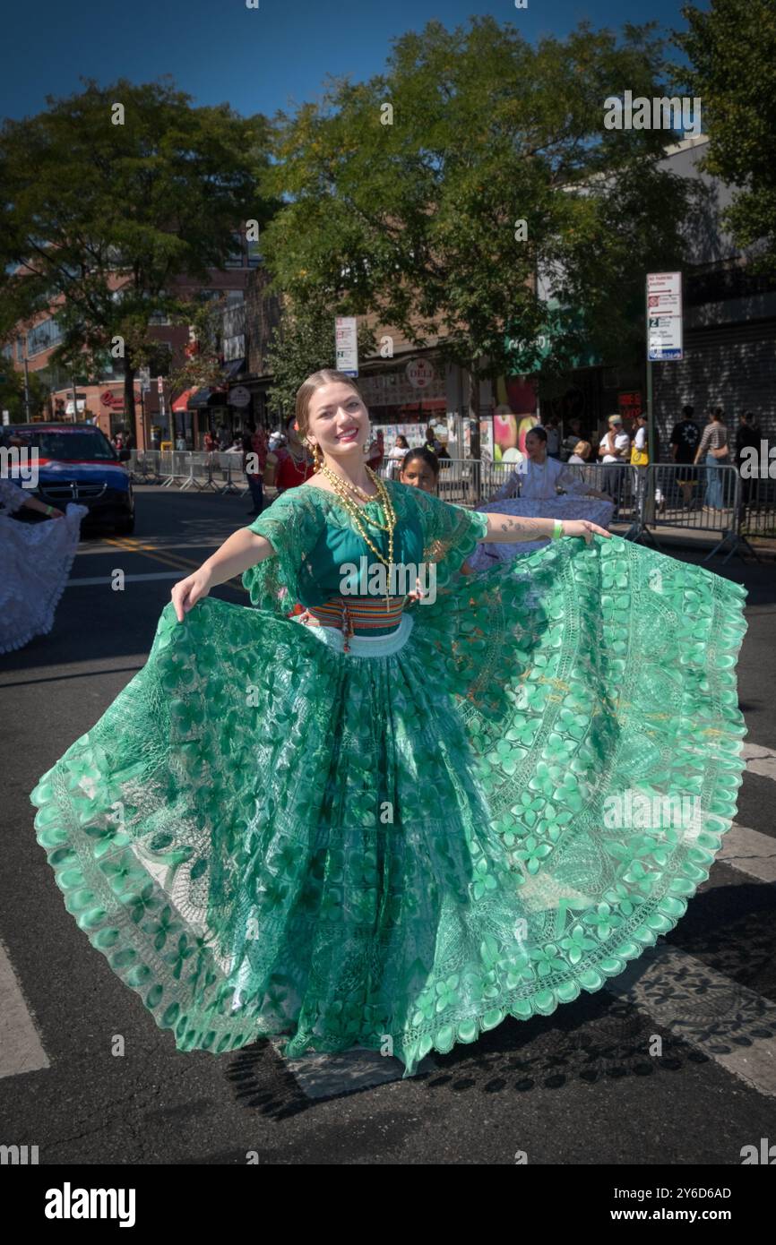 Eine anmutige attraktive Tänzerin, wahrscheinlich südamerikanisch, bei der Hispanic Heritage Parade 2024 auf der 37th Avenue in Jackson Heights, Queens, New York. Stockfoto