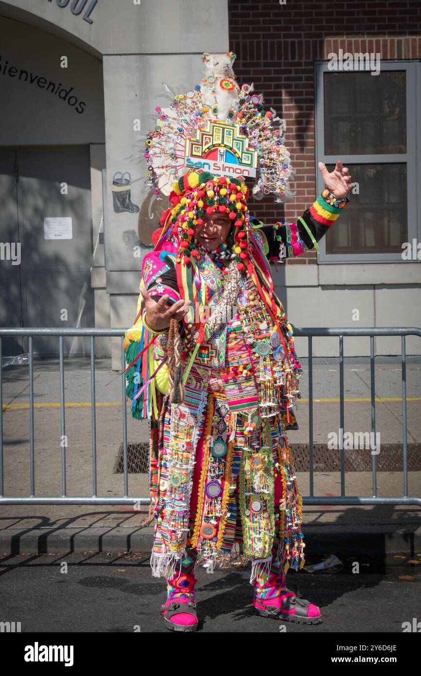 Ein bolivianischer amerikanischer Tänzer und Marscher in einem fantastischen Kostüm bei der Hispanic Heritage Parade 2024 in Jackson Heights, Queens, New York. Stockfoto