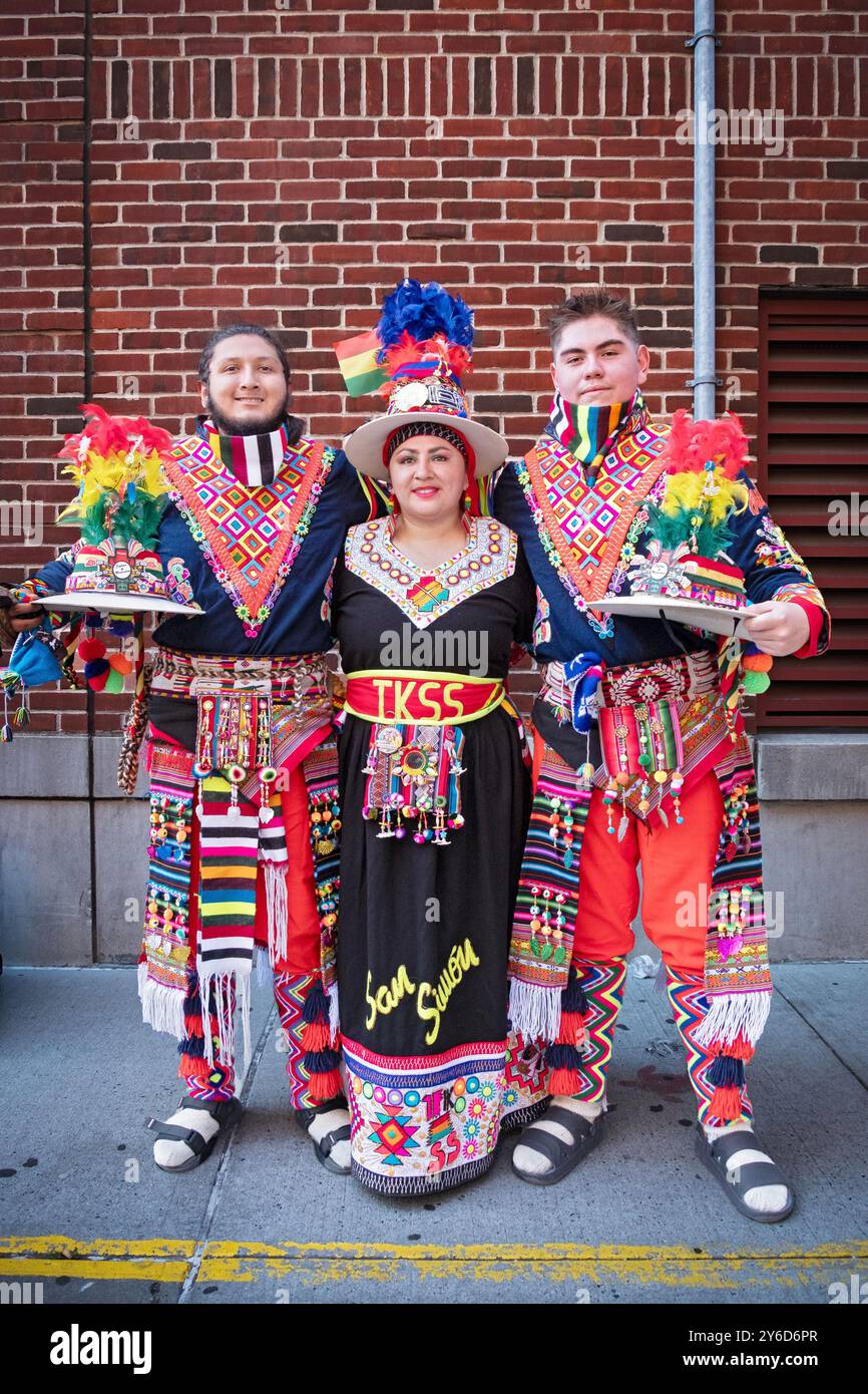 3 bolivianische amerikanische Tänzer und Märsche zum Abschluss der Hispanic Heritage Parade 2024 in Jackson Heights, Queens, New York. Stockfoto