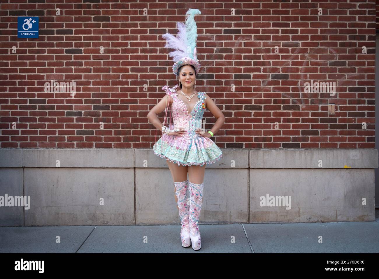Eine sehr hübsche bolivianische Tänzerin in einem tollen Kostüm bei der Hispanic Heritage Parade 2024 in Jackson Heights, Queens, New York. Stockfoto