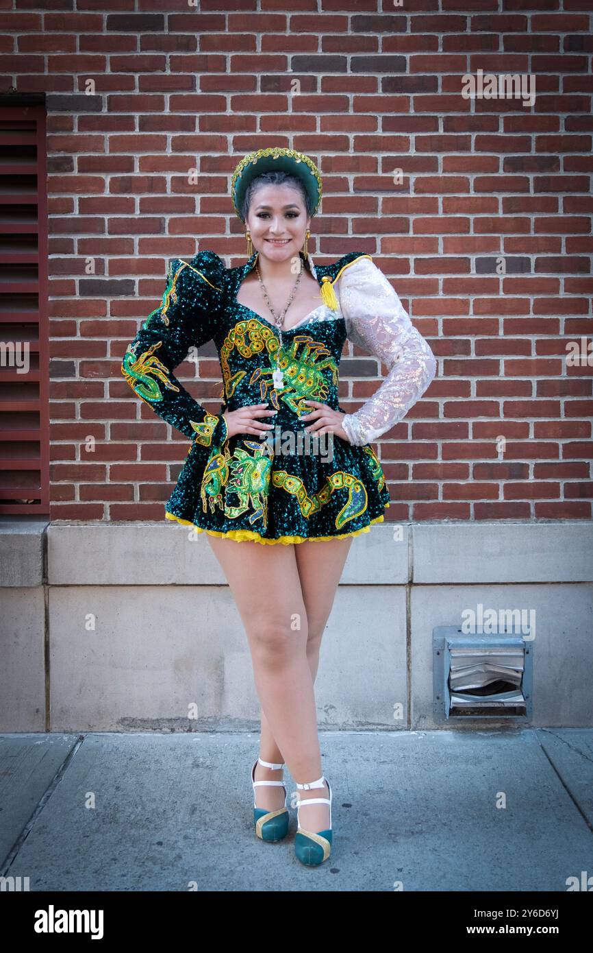 Eine bolivianische amerikanische Tänzerin bei der Hispanic Heritage Parade 2024 in Jackson Heights Queens, New York Stockfoto