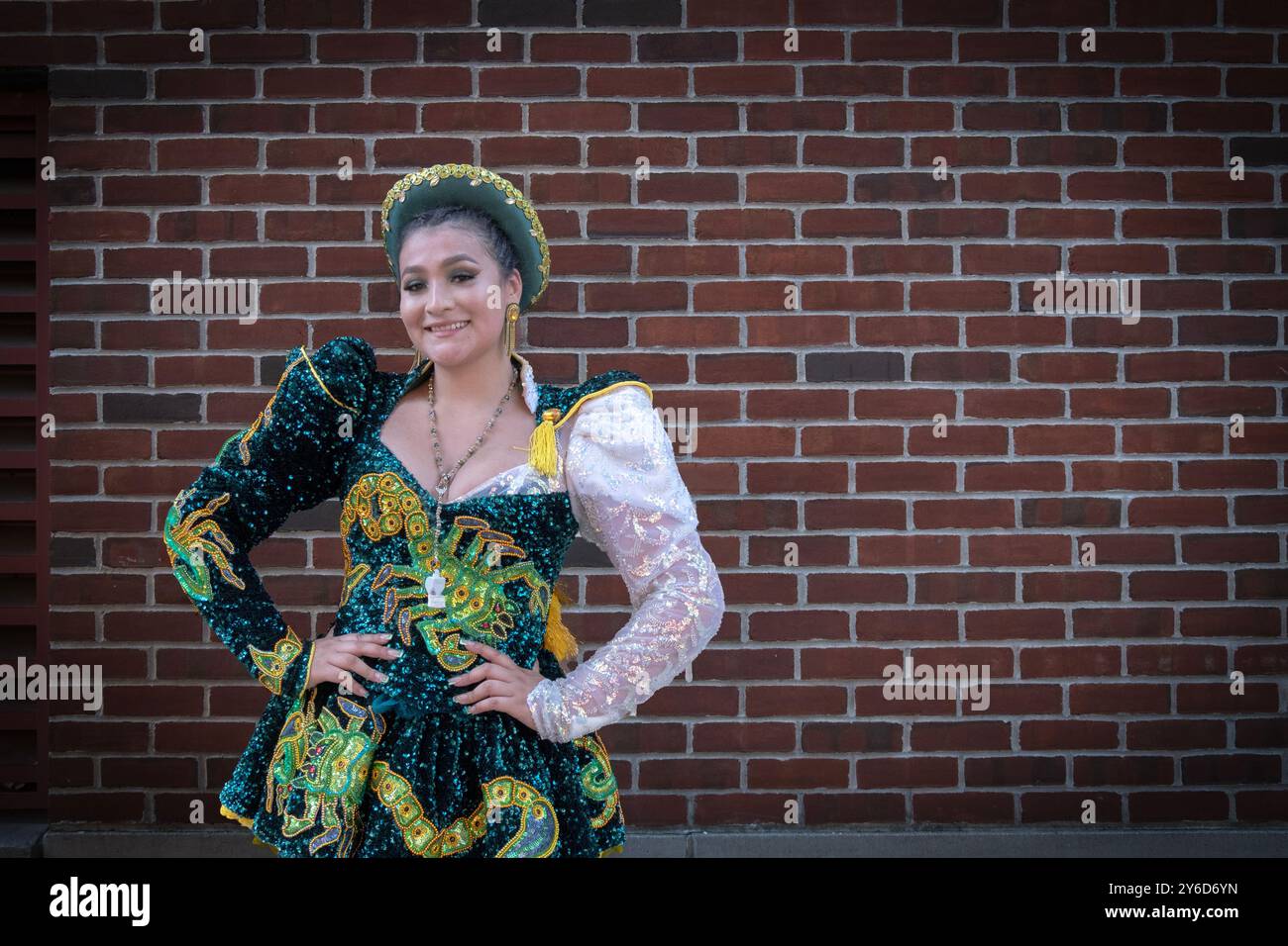 Eine bolivianische amerikanische Tänzerin bei der Hispanic Heritage Parade 2024 in Jackson Heights Queens, New York Stockfoto
